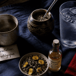 boisson pour perdre du poids sur table, thé vert, maté, eau, vinaigre de cidre