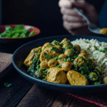 Repas riche en proteine avec curry poulet pois chiches