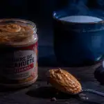 manger du beurre de cacahuete le soir pot cuillere tasse