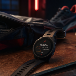 Comparatif garmin forerunner : montre GPS AMOLED Garmin Forerunner sur tapis cuir
