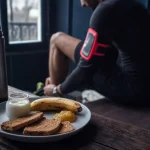 Petit dejeuner avant une course : pain, banane et eau pour le coureur