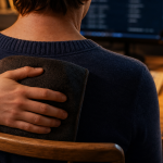 Point dans le milieu du dos : main sur douleur entre omoplates